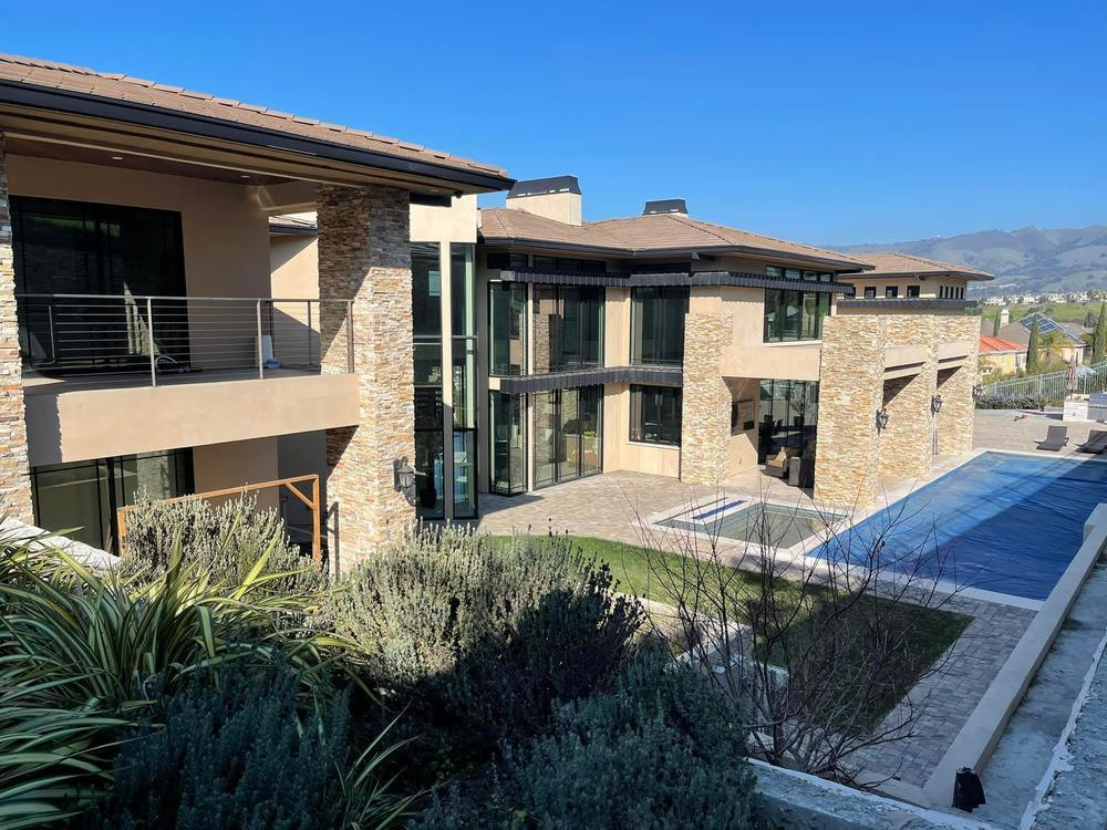 Trước đó, hai mẹ con Thiên Từ sống trong căn biệt thự khang trang, ước tính có giá trị lên đến 5 triệu USD ở California (Mỹ).