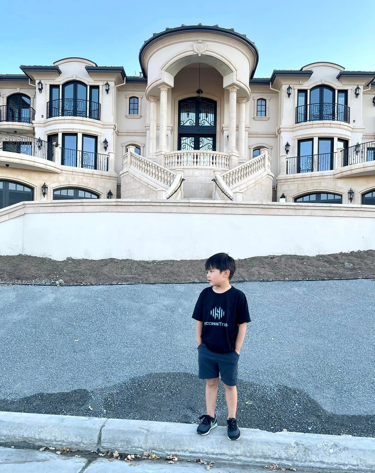  Doanh nhân Thủy Tiên cho biết cô và bé Thiên Từ rất mê ngôi nhà này và đã dự định được sở hữu nó từ lâu.