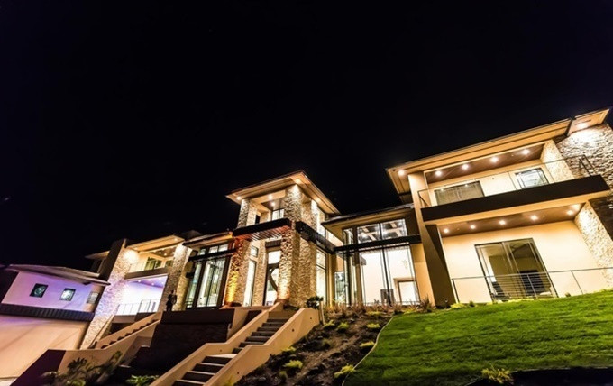 Biệt thự nằm trên khu đất rộng 1.500 m2, có 5 phòng ngủ, 7 phòng tắm, một phòng tập thể thao, một văn phòng mini và một phòng giải trí.