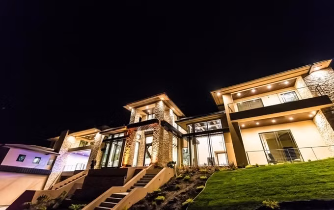 Biệt thự nằm trên khu đất rộng 1.500 m2, có 5 phòng ngủ, 7 phòng tắm, một phòng tập thể thao, một văn phòng mini và một phòng giải trí.