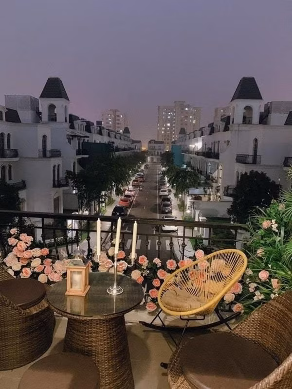 Tuấn Hưng cũng thiết kế riêng một ban công tràn đầy hoa cỏ, làm nơi thư giãn, chuyện trò cho gia đình vào buổi tối.