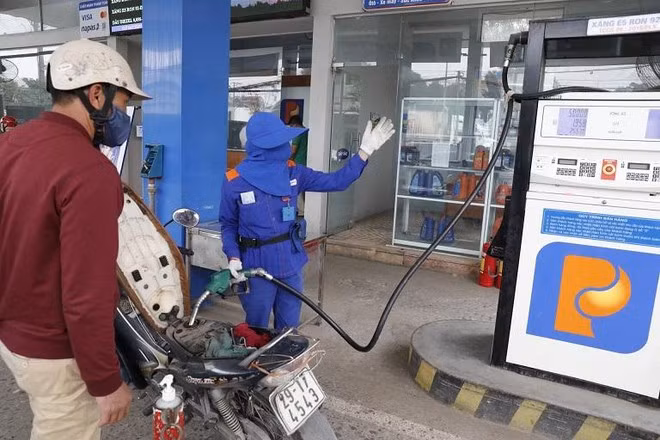 Gia xang tiep tuc tang hon 400 dong/lit tu 15h chieu nay