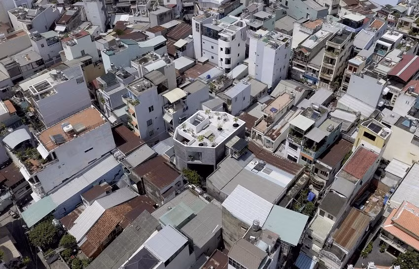 Vị trí công trình nằm giữa một mạng lưới chằng chịt những con ngõ hẹp bề ngang chỉ 1-2 mét. Nếu căn nhà bình thường xây ở đây có thể gặp hạn chế là thiếu ánh sáng.