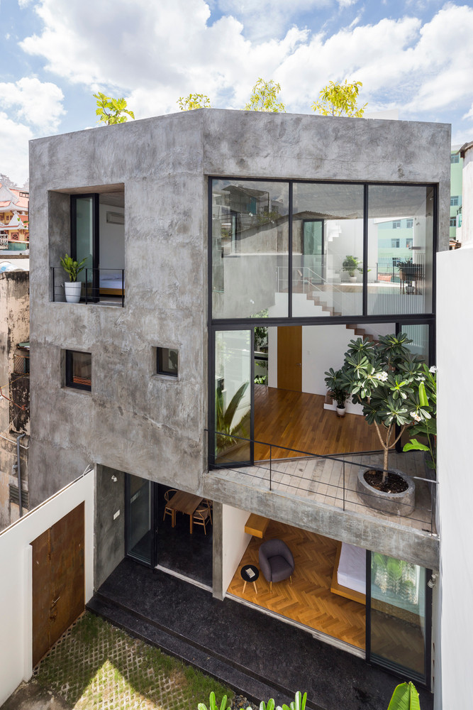 Ánh sáng tự nhiên phản chiếu trên sàn từ bên ngoài sẽ làm bừng sáng không gian trong nhà.