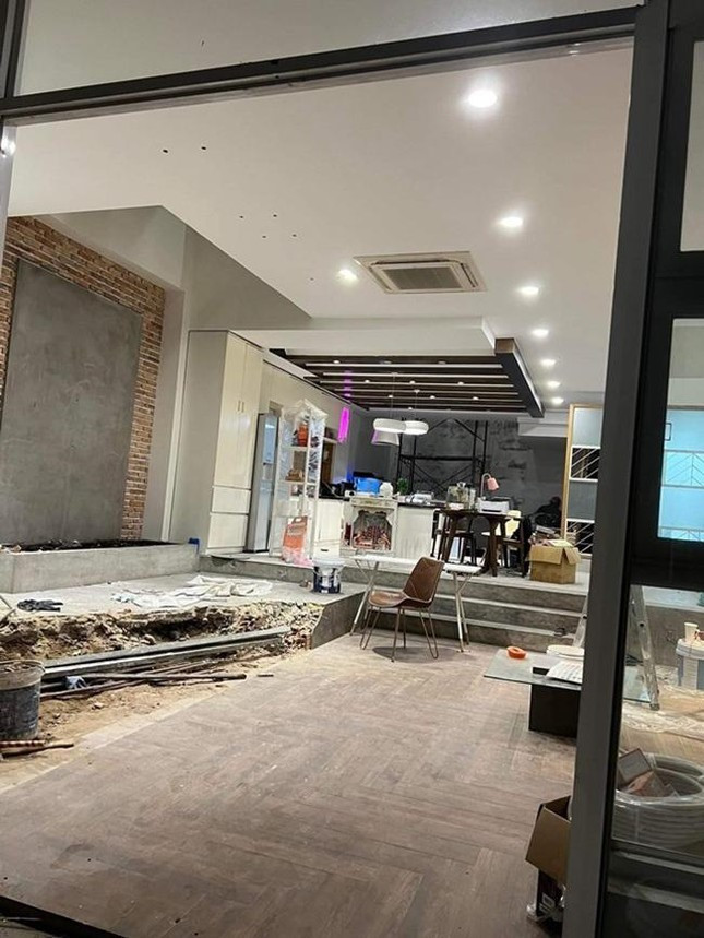 Hồi tháng 12/2021, Hồ Quang Hiếu cùng mẹ và em gái quyết định đập hết làm lại toàn bộ không gian nhà 23 tỷ để chuẩn bị đón Tết.