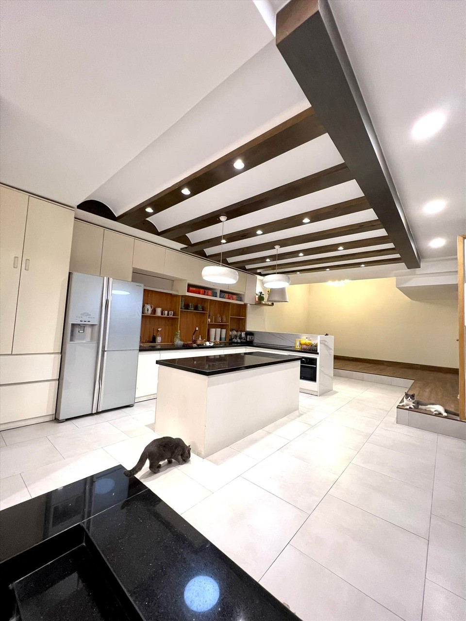 Khu bếp rộng rãi, trang bị đầy đủ các thiết bị hiện đại. Nguồn ảnh: FBNV