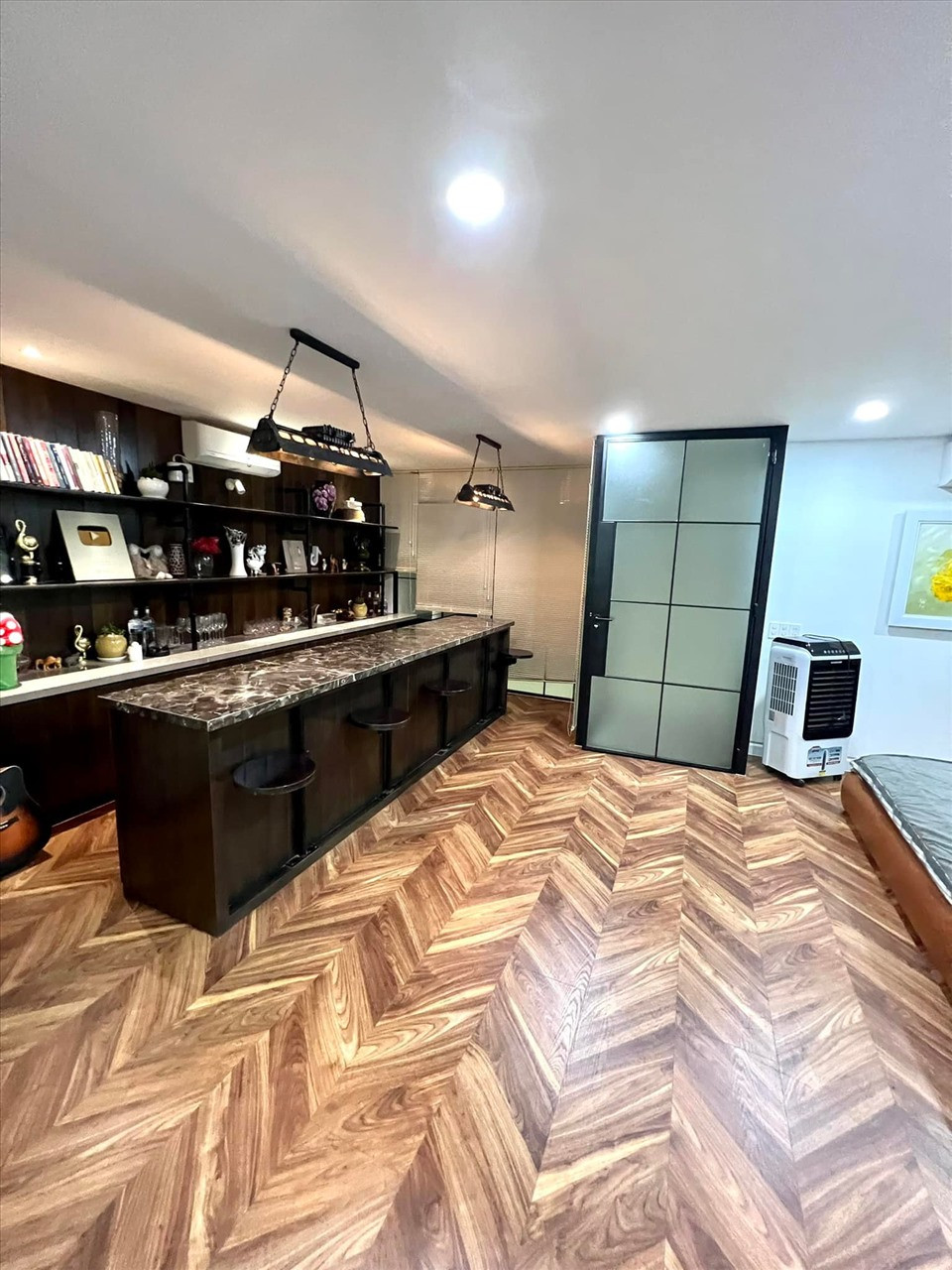 Biệt thự có lối thiết kế mở, không gian phòng khách thông với khu bếp và phòng ăn tạo thông thoáng cho tổ ấm.