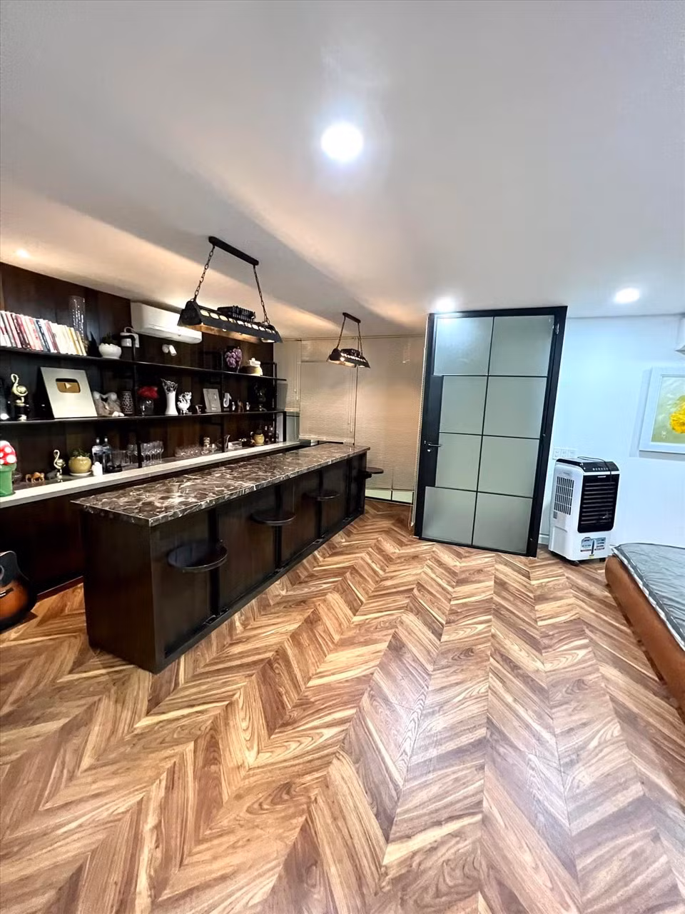 Biệt thự có lối thiết kế mở, không gian phòng khách thông với khu bếp và phòng ăn tạo thông thoáng cho tổ ấm.