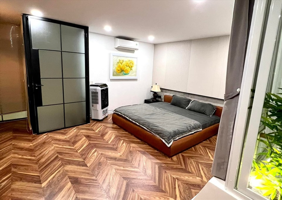 Phòng ngủ theo tiêu chí đơn giản, lót sàn giả gỗ tạo cảm giác ấm cúng.