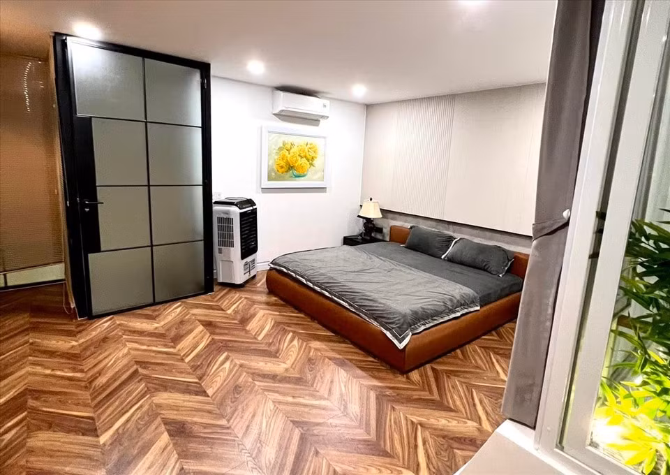 Phòng ngủ theo tiêu chí đơn giản, lót sàn giả gỗ tạo cảm giác ấm cúng.