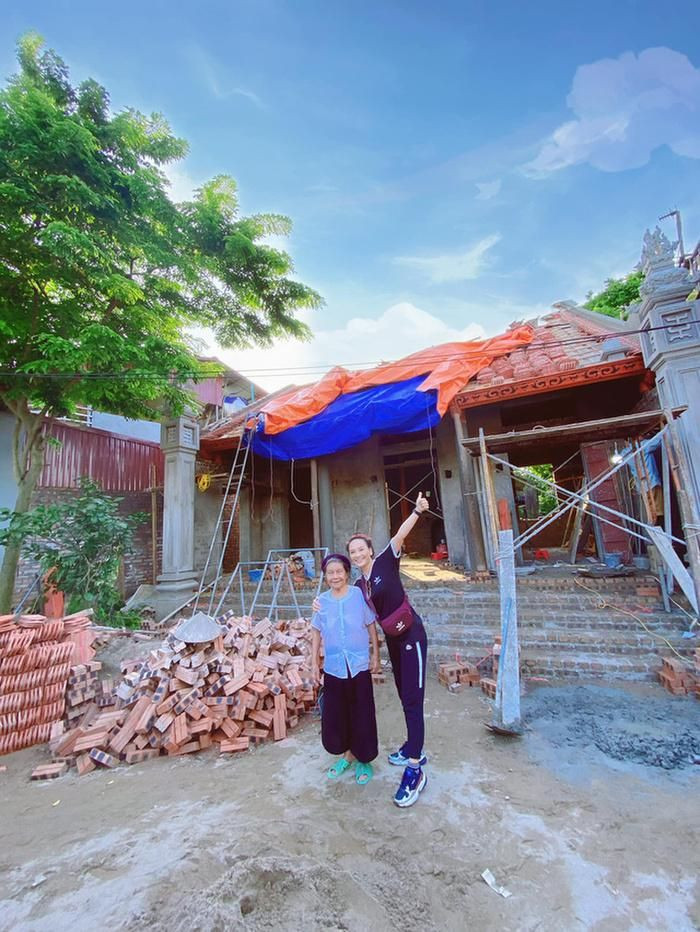 Không những thế, Bảo Thanh còn xây nhà ở quê tặng bà và tặng mẹ một căn nhà mới vào tháng 6/2020. Nguồn ảnh: FBNV