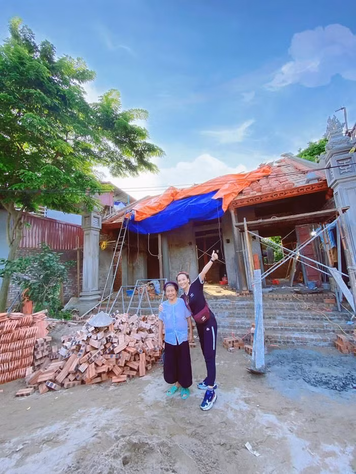 Không những thế, Bảo Thanh còn xây nhà ở quê tặng bà và tặng mẹ một căn nhà mới vào tháng 6/2020. Nguồn ảnh: FBNV