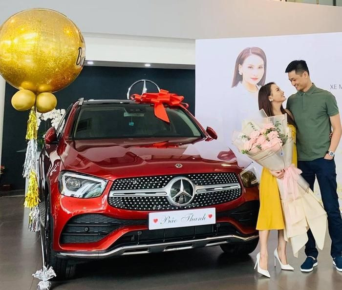 Trước đó, khi Bảo Thanh sinh con gái thứ 2, ông xã đã đặc biệt tặng vợ chiếc xe hơi có giá 2,4 tỷ đồng.