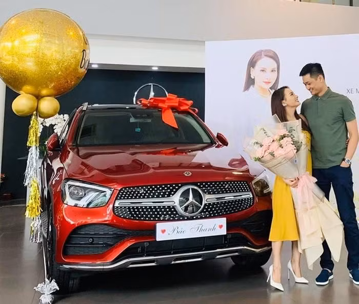 Trước đó, khi Bảo Thanh sinh con gái thứ 2, ông xã đã đặc biệt tặng vợ chiếc xe hơi có giá 2,4 tỷ đồng.