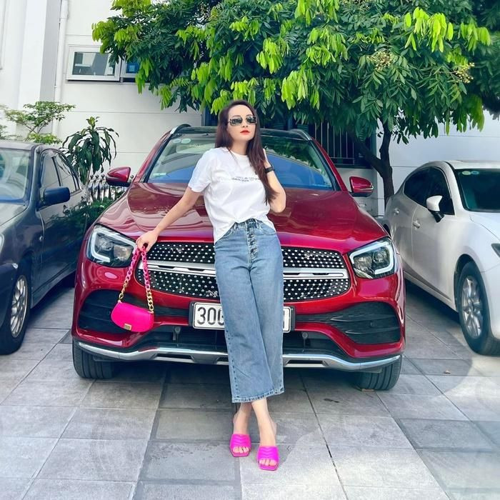 Điều này phần nào thể hiện sự giàu có và "chịu chơi" của nữ diễn viên khi liên tục thưởng cho mình những phần quà đắt đỏ.