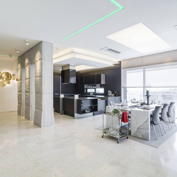 Khu bếp nhà Hyun Bin hiện đại và trang nhã.