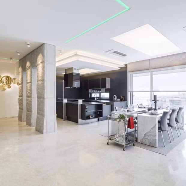 Khu bếp nhà Hyun Bin hiện đại và trang nhã.