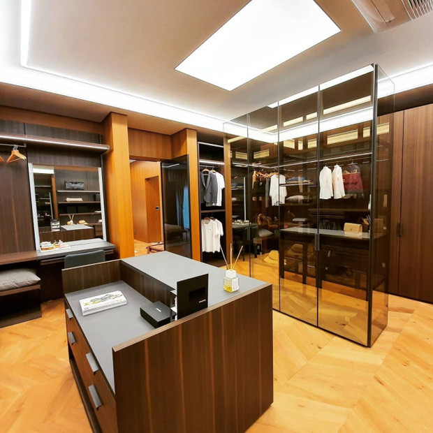 Hyun Bin còn dành riêng một phòng cho trang phục và phụ kiện. Nguôn ảnh: Baidu