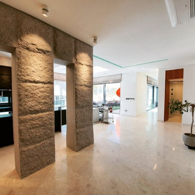 Trong nhà có nhiều cửa sổ để lấy ánh sáng tự nhiên, tạo cảm giác trong lành.