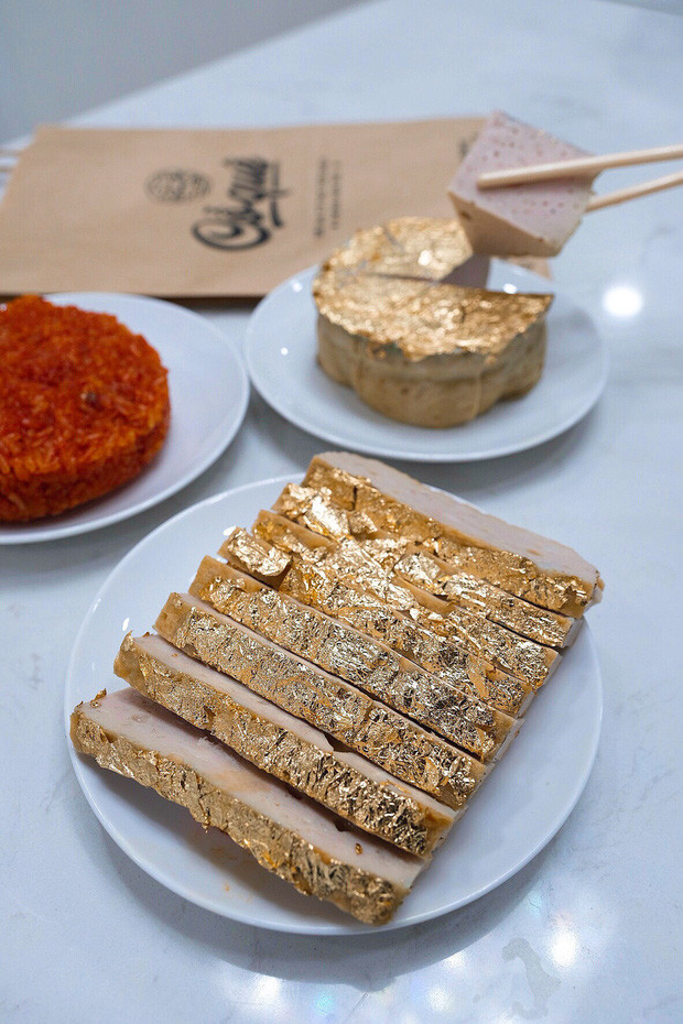 Vẫn là những miếng giò chả truyền thống với vị thơm ngon đặc trưng nhưng phía trên được phủ thêm lớp vàng mỏng nguyên chất. Ảnh: TikToker