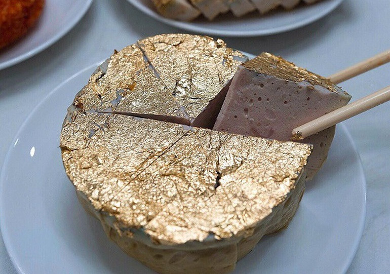 Trên chợ mạng, một số cửa hàng thực phẩm quảng cáo giò chả dát vàng sử dụng loại lá vàng thực phẩm 23 carat có thể ăn được do có tính trơ, độ tinh khiết tuyệt đối. Ảnh: Dân trí