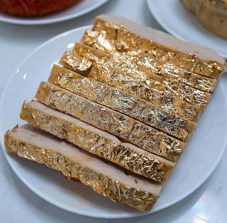 Mỗi khoanh giò sẽ sử dụng từ 1/2 đến 1 lát vàng để dát đều lên bề mặt. Ảnh: Dân trí