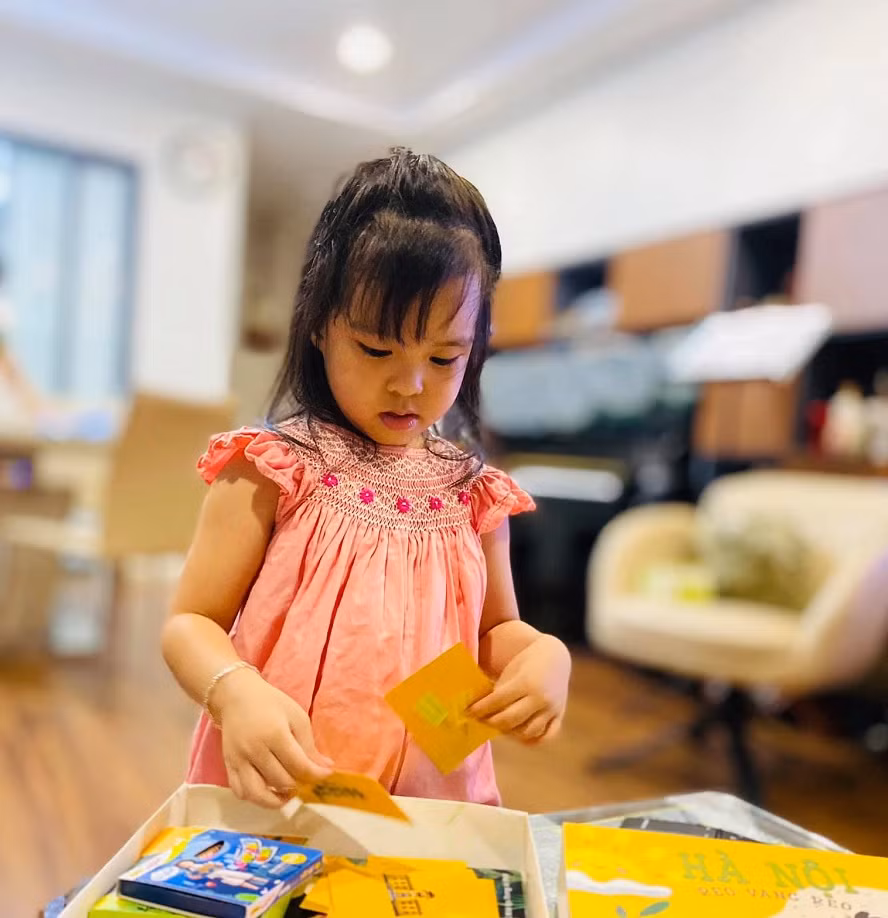 Mỗi một không gian trong nhà Diễm Quỳnh là một màu khác nhau. Chẳng hạn như bếp có màu nâu và kem tạo cảm giác ấm cúng.