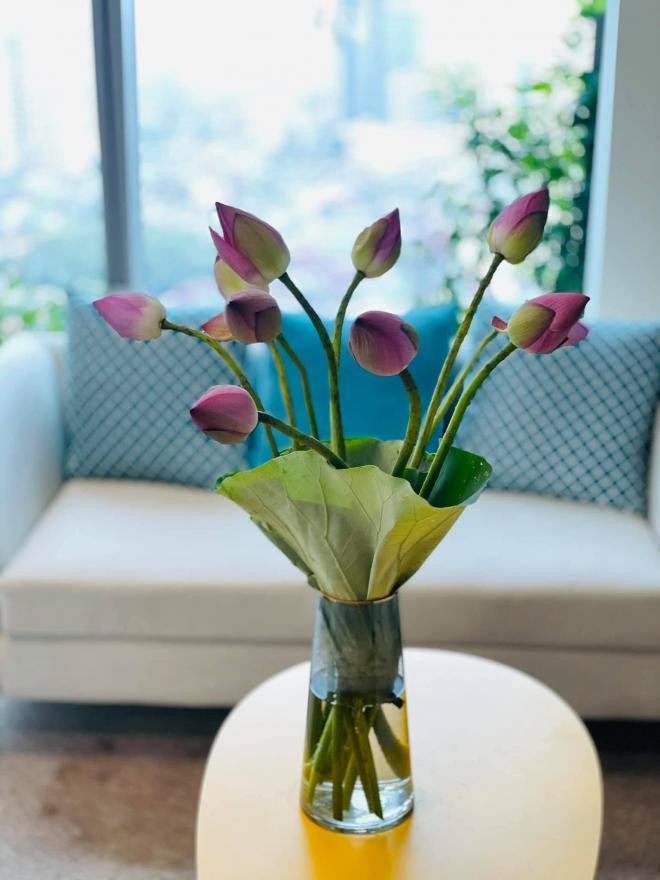 Trong khi đó, phòng khách lại màu xanh dương mát mẻ.