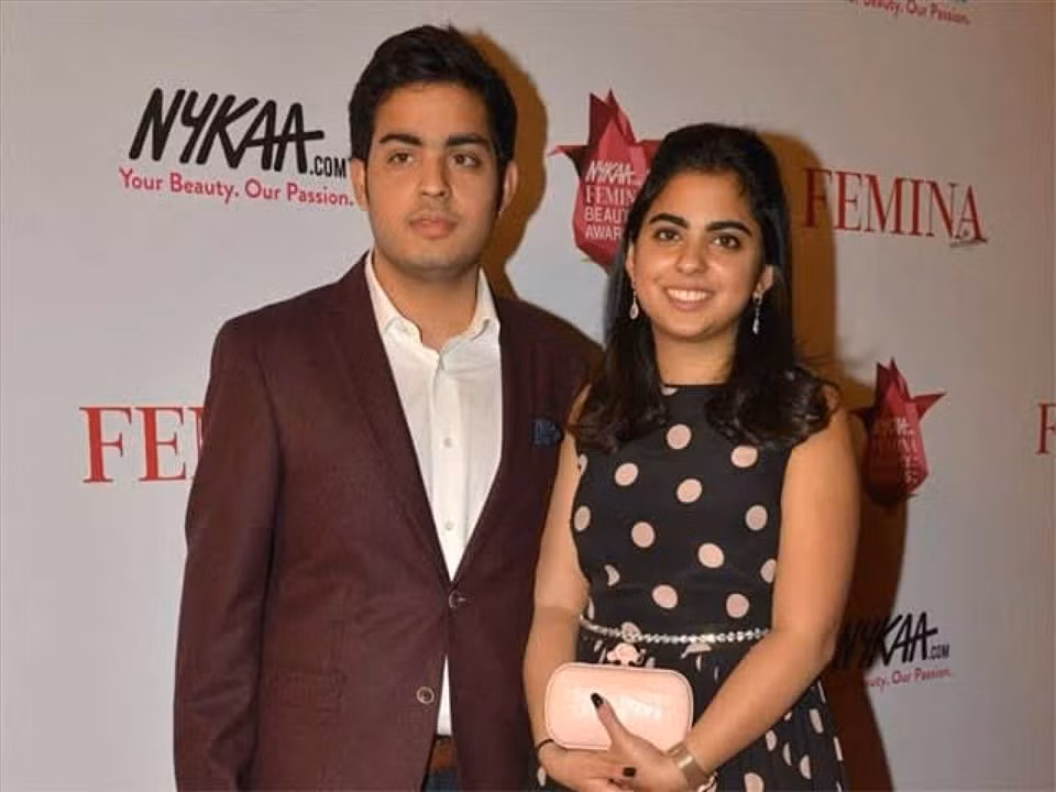 Ít ai biết, tỷ phú Mukesh Ambani và vợ là Nita Ambani chào đón cặp song sinh Akash và Isha 6 năm sau khi kết hôn nhờ việc thực hiện thụ tinh trong ống nghiệm