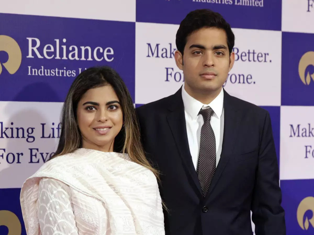 Akash và Isha Ambani trở thành thế hệ thừa kế mới của tập đoàn Ambani cũng như khối tài sản hàng chục tỷ USD từ bố.
