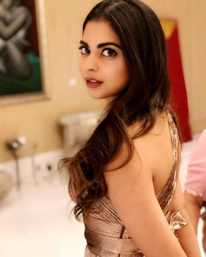  Con gái tỷ phú Ấn Độ có bằng MBA của Đại học Stanford danh tiếng, California. Cô cũng được xếp hạng thứ hai trong danh sách 'Những người thừa kế tỷ phú trẻ nhất' của Forbes năm 2008.