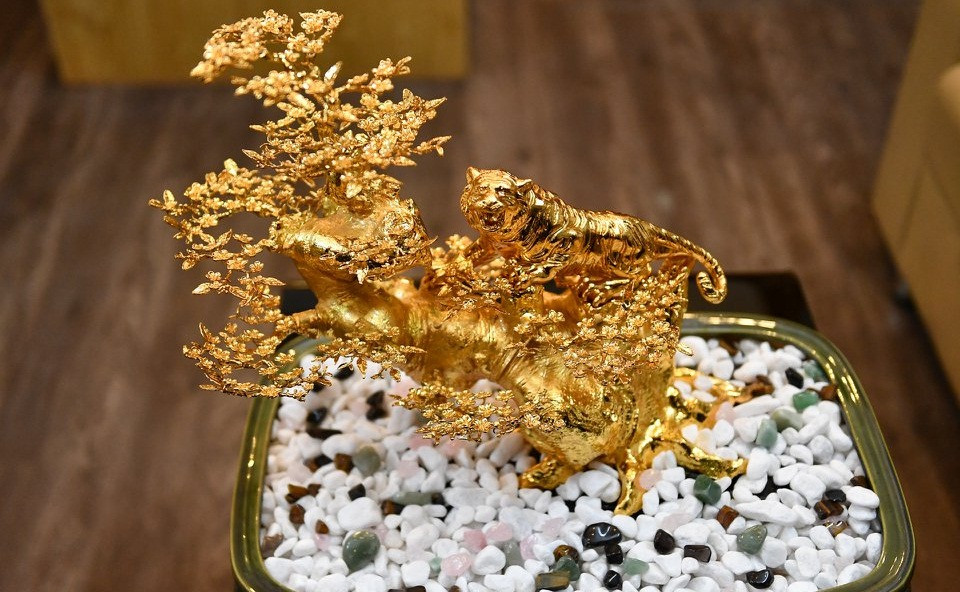 Đáng chú ý, có bức tượng hổ oai phong bên cây mai vàng trị giá tới 80 triệu đồng. Ảnh: Zing