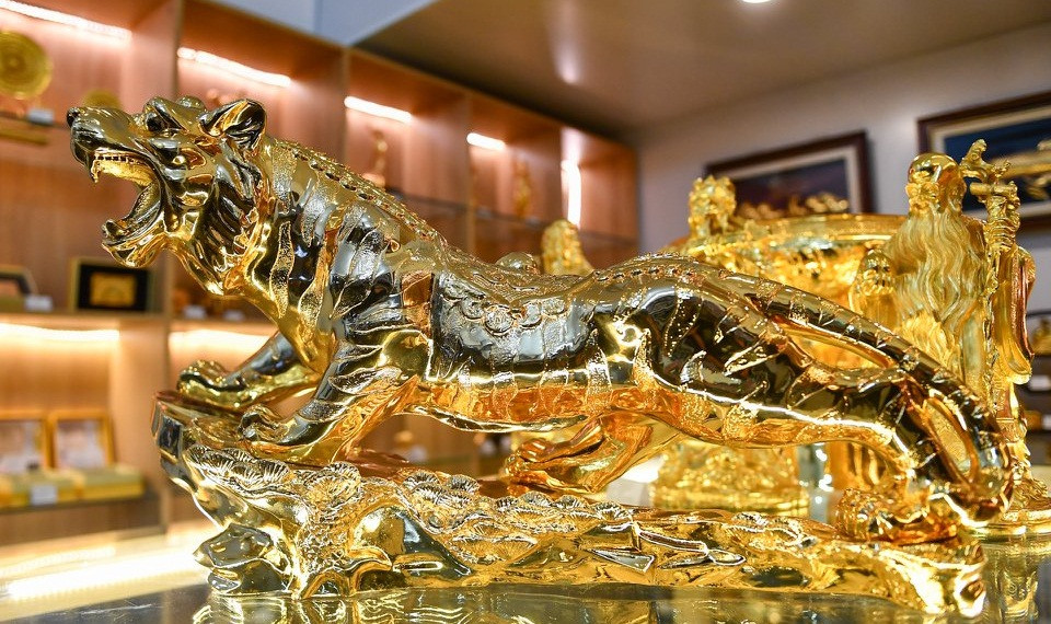 Tượng hổ mạ vàng - linh vật của năm Nhâm Dần 2022 cũng là mặt hàng được giới nhà giàu săn lùng làm quà biếu Tết dù giá tới vài chục triệu đồng. Ảnh: Zing