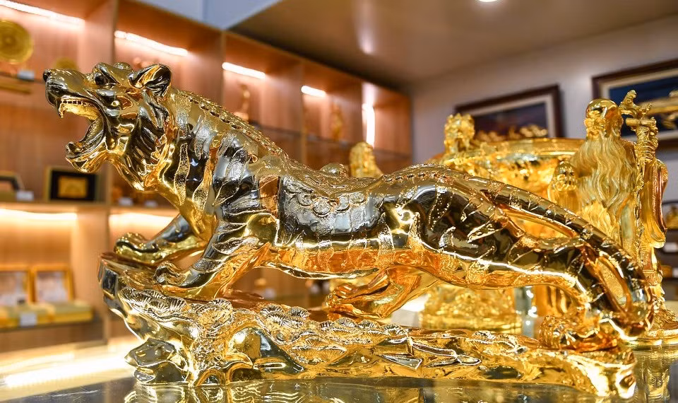 Tượng hổ mạ vàng - linh vật của năm Nhâm Dần 2022 cũng là mặt hàng được giới nhà giàu săn lùng làm quà biếu Tết dù giá tới vài chục triệu đồng. Ảnh: Zing