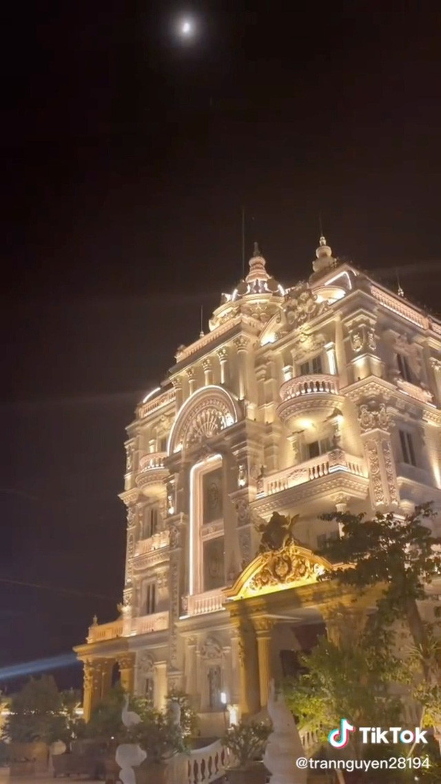 Theo đoạn video chia sẻ, từ cổng vào đến không gian sân vườn bên trong của lâu đài đều được trang trí đèn phát sáng rực rỡ.