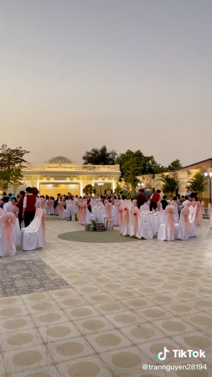 Khoảng sân trước rộng rất rộng, đủ chỗ tổ chức những buổi tiệc tùng hoành tráng.