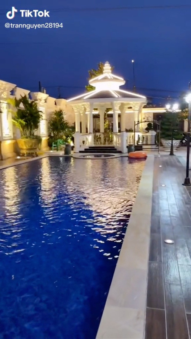 Bên trong biệt thự có cả một hồ bơi lớn, xanh ngắt.