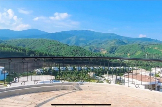 Đó là căn biệt thự rộng rãi, có view núi đồi thênh thang, nằm trong một khu resort tại Hòa Bình.