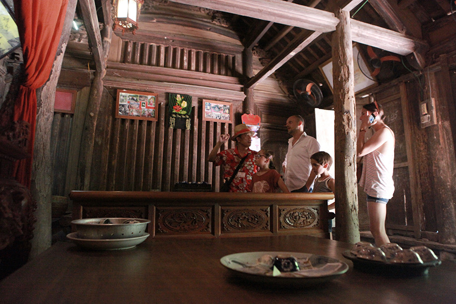 Bộ trường kỷ cổ vẫn được gìn giữ như cách đây hàng trăm năm. Ảnh: Dân Việt