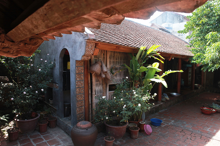 Khu vực nấu căn của gia đình bố trí ở phía bên tay phải của căn nhà. Ảnh: Dân Việt