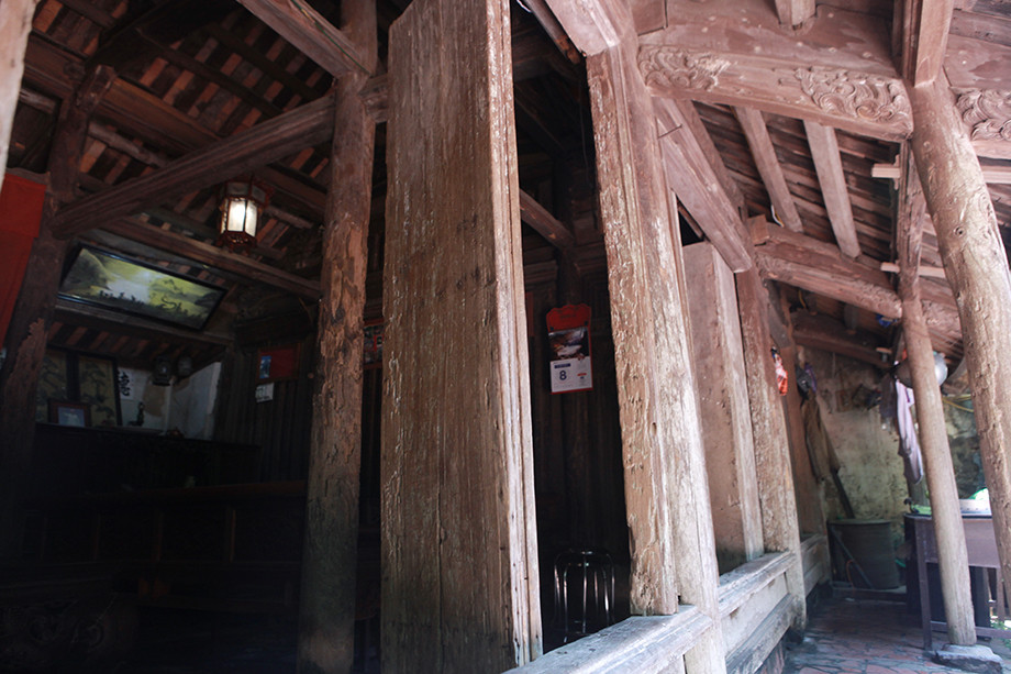 Toàn bộ ngôi nhà có 30 cột. Khung nhà và cột đều được làm từ những loại gỗ xoan, mít, lim. Ảnh: Dân Việt