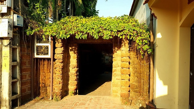 Ông Hùng cho biết, ngôi nhà bằng gỗ có diện tích 100m2 của gia đình ông được xây dựng từ năm 1649. Cổng nhà xây bằng đá ong, hai cánh cửa bằng gỗ. Ảnh: Vietnamnet