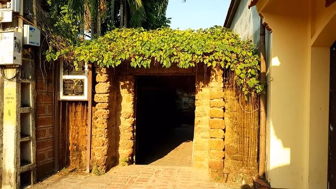 Ông Hùng cho biết, ngôi nhà bằng gỗ có diện tích 100m2 của gia đình ông được xây dựng từ năm 1649. Cổng nhà xây bằng đá ong, hai cánh cửa bằng gỗ. Ảnh: Vietnamnet
