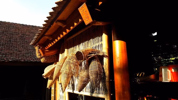 Gian bếp của khu nhà vườn còn treo những chiếc đó và nơm bắt cá - nét đặc trưng của khu vực đồng bằng Bắc Bộ. Ảnh: Vietnamnet