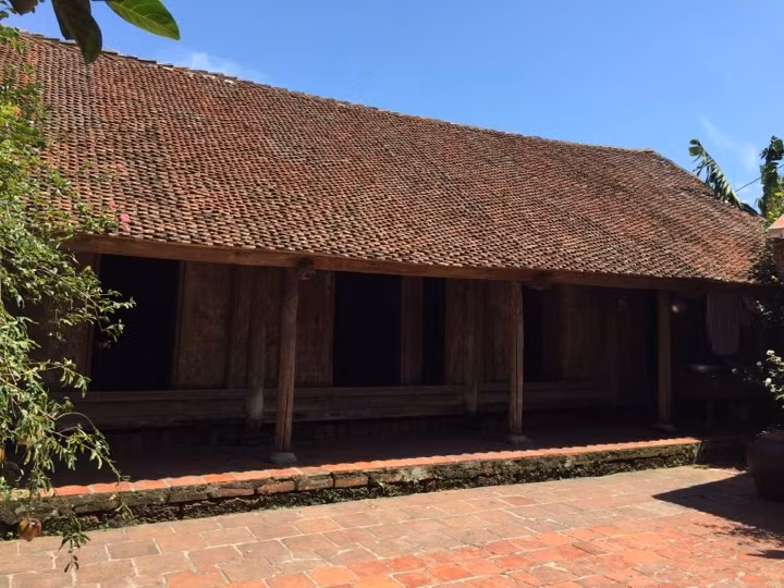 Gia đình ông Hùng là thế hệ thứ 12 sinh sống trong căn nhà cổ này. Ảnh: Dân Việt