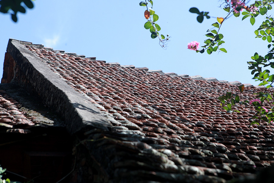 Trước khi được công nhận là di sản văn hóa cần được bảo tồn, một số khách ở xa đã tìm về hỏi mua toàn bộ khu nhà cổ với giá hơn 1 tỷ nhưng gia đình ông Hùng kiên quyết không bán. Ảnh: Dân Việt