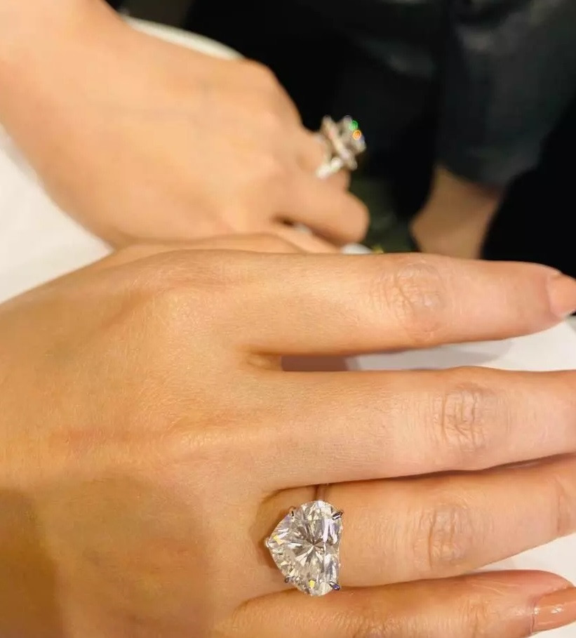 Trước đó, trong buổi ra mắt phim 'Chồng cũ, vợ cũ, người yêu cũ', Lã Thanh Huyền diện bộ trang sức kim cương trị giá khoảng 10 tỷ đồng. Ảnh: Vietnamnet