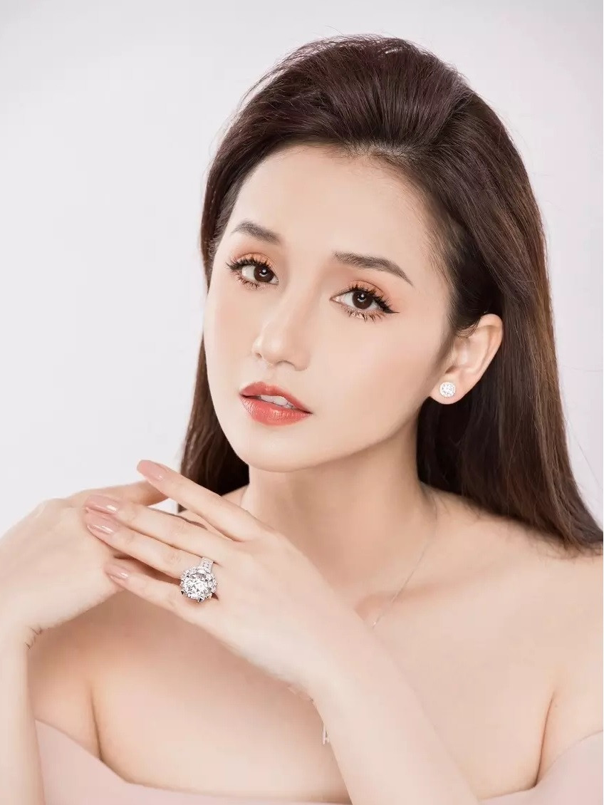 Chiếc nhẫn kim cương đắt giá nhất nặng 20 carat Lã Thanh Huyền đang đeo có giá 1 triệu USD (khoảng 24 tỷ đồng). Ảnh: Vietnamnet