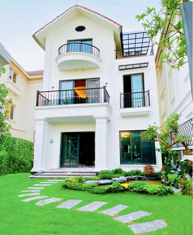 Trong số đó phải kể đến căn biệt thự đẹp như mơ, có diện tích sàn 450m2 và 150m2 sân vườn ở Hà Nội. Ảnh: FBNV
