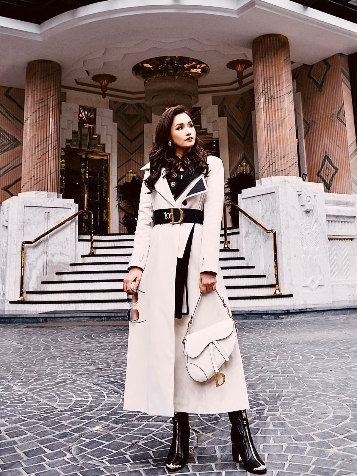 Lã Thanh Huyền tạo dáng sang chảnh giữa phố với chiếc túi Dior Saddle mini đình đám trị giá hơn 70 triệu đồng. Ảnh: Vietnamnet